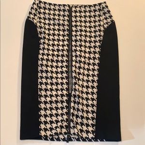 Michael Kors Skirt Size 2 Color Black and white pr